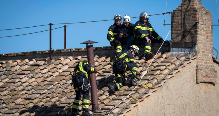 Capilla Sixtina se prepara para la elección del próximo papa: instalaron famosa chimenea