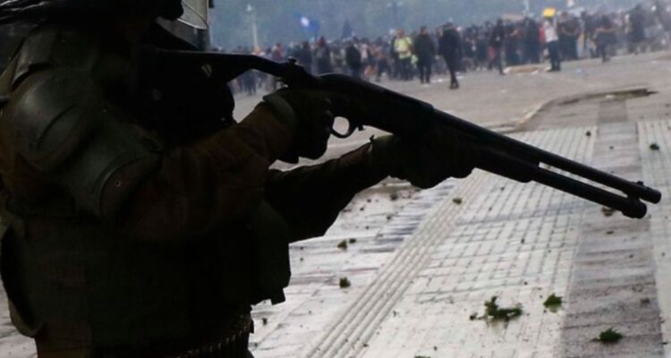 Absuelven a carabinero por apremios ilegítimos, disparos y lesiones graves durante el estallido social