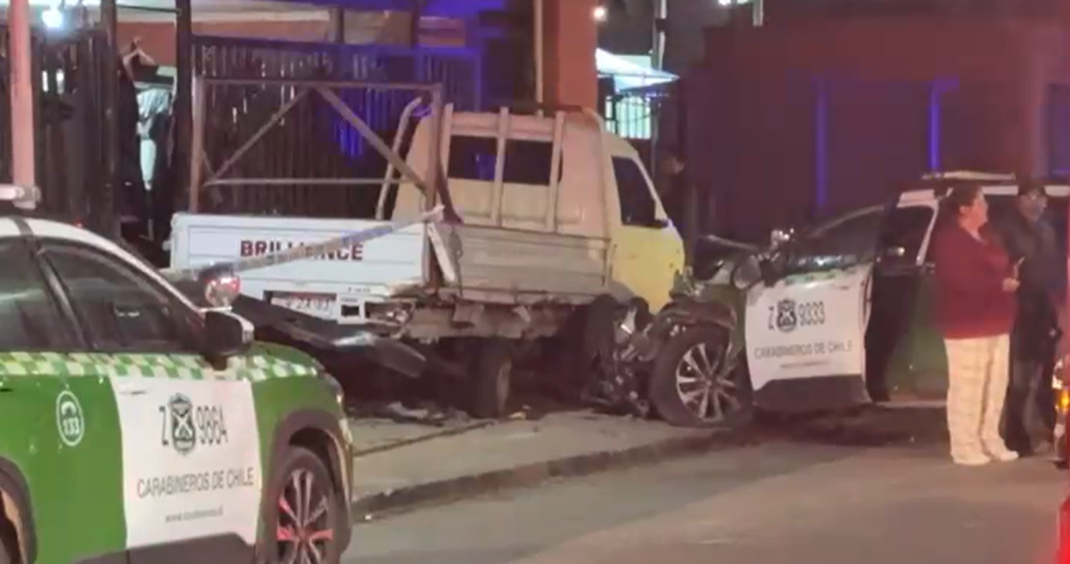Persecución en Renca termina con choque de patrulla de Carabineros: dos policías heridos