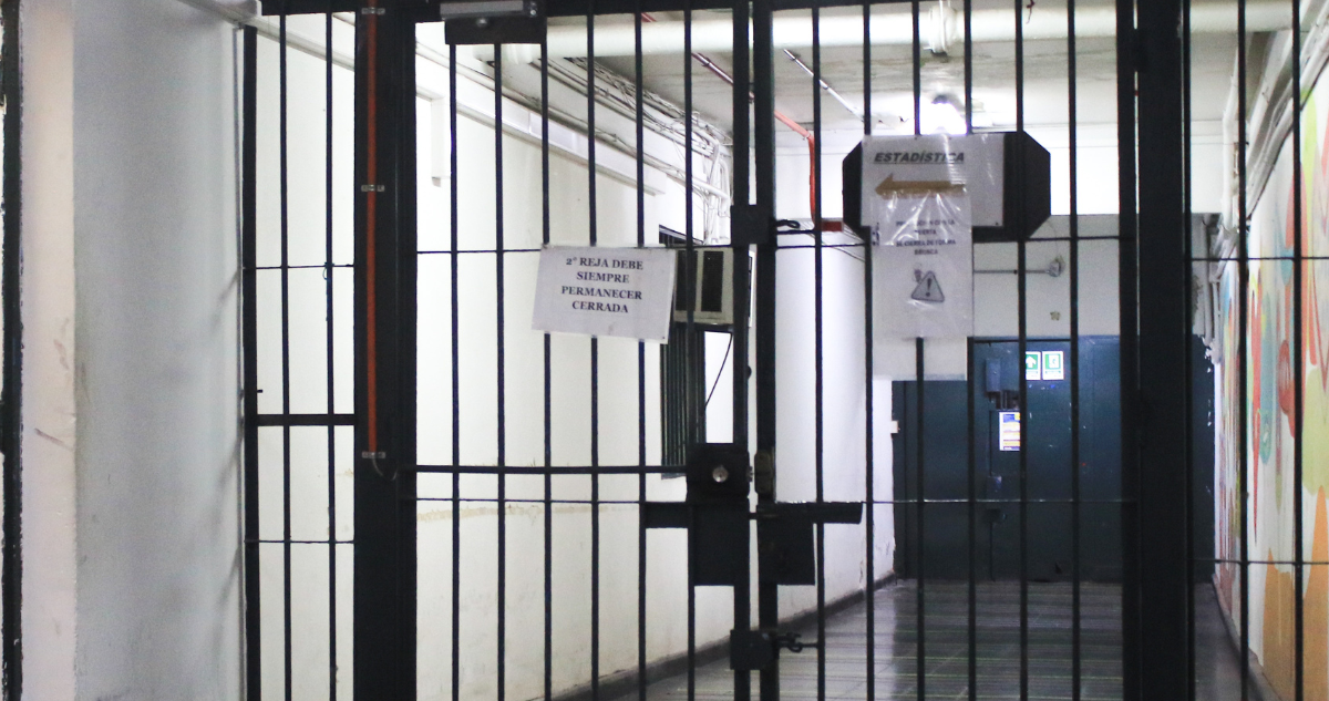 Interior de penal por brote de salmonella en cárcel de Angol