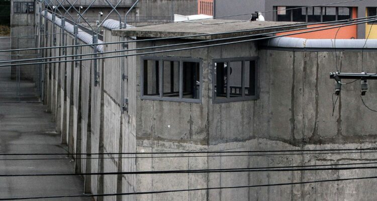 Imagen de cárcel por revocación de la prisión preventiva de acusado por violación de su expareja