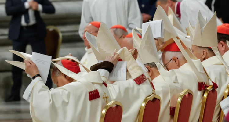 Cardenales en la Novena Misa Novendial en memoria del papa Francisco en la Basílica de San Pedro