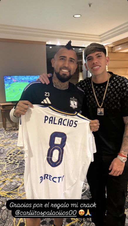 Carlos Palacios y la camiseta para Vidal.