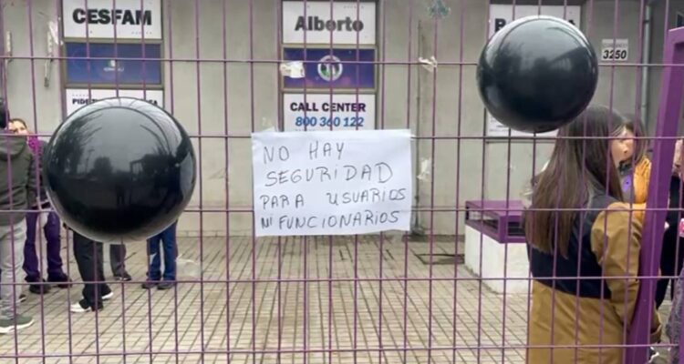 Trabajadores de Cesfam de Conchalí protestan por reiterados robos y exigen mayor seguridad