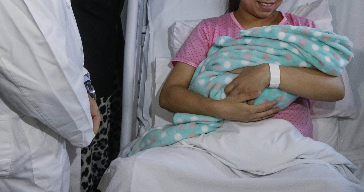 CGR revela que 250 funcionarios públicos de salud asistieron partos estando con licencia médica