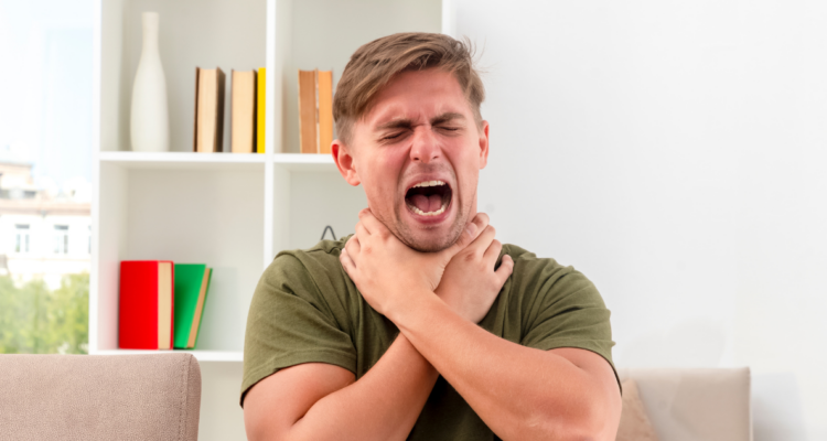 Jueves 15 mayo de 2025 | 13:09 Qué hacer si me atoro y estoy solo en casa, ¿puedo hacer la maniobra de Heimlich? Por Bárbara Haas visitas Cuando alguien se asfixia por la presencia de un cuerpo extraño en las vías aéreas, la indicación siempre es que alguien más llame a urgencias y le realice la famosa maniobra de Heimlich. No obstante, un escenario del que se habla menos, y que puede ser incluso más aterrador, es el de atorarse estando solo, ¿qué hacer en esos casos? Lee también… ¿Que hacer si alguien se atraganta con comida? Consejos para aplicar la maniobra de Heimlich Qué hacer si me atoro y estoy solo en casa