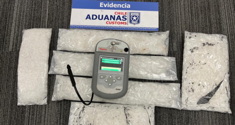 Ciudadano británico intentó ingresar a Chile con más de 5 kilos de metanfetamina en doblefondo de maleta