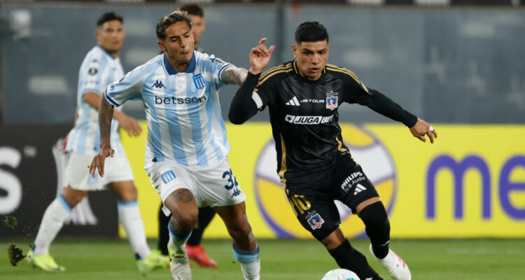 Claudio Aquino jugando para Colo Colo en Copa Libertadores