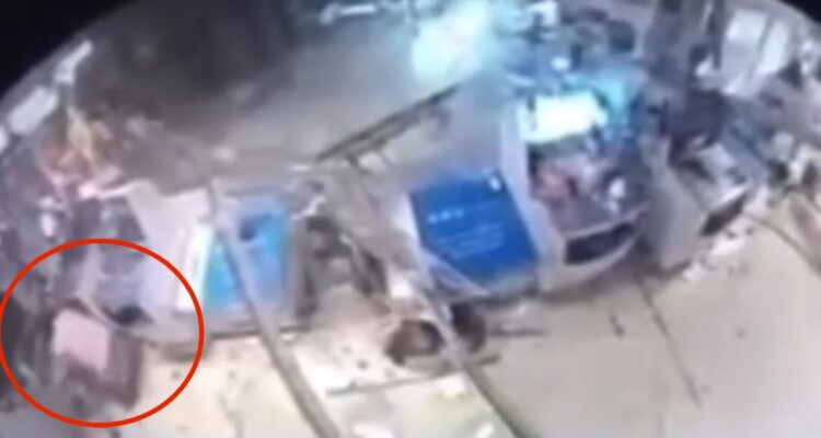 Clientes de supermercado se refugian de tornado en Puerto Varas