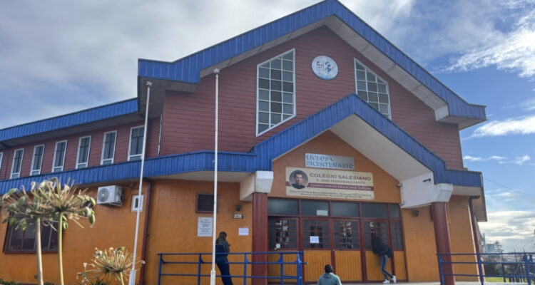 Investigan denuncia de acoso sexual contra sacerdote y director del colegio Salesianos de Puerto Montt