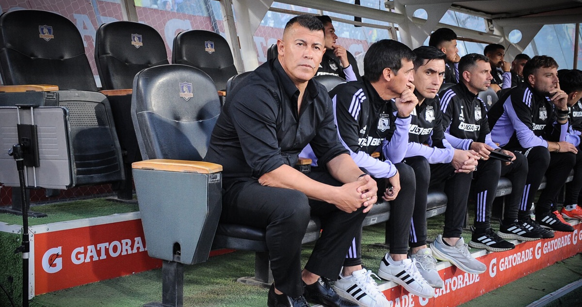 Jorge Almirón no se mueve de la banca de Colo Colo.
