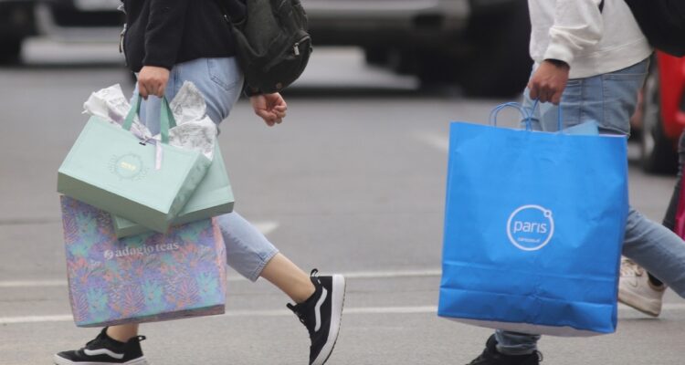 Cómo funcionará el comercio en Chile este feriado del miércoles 21 de mayo y cuándo es el próximo fin de semana largo en el calendario.