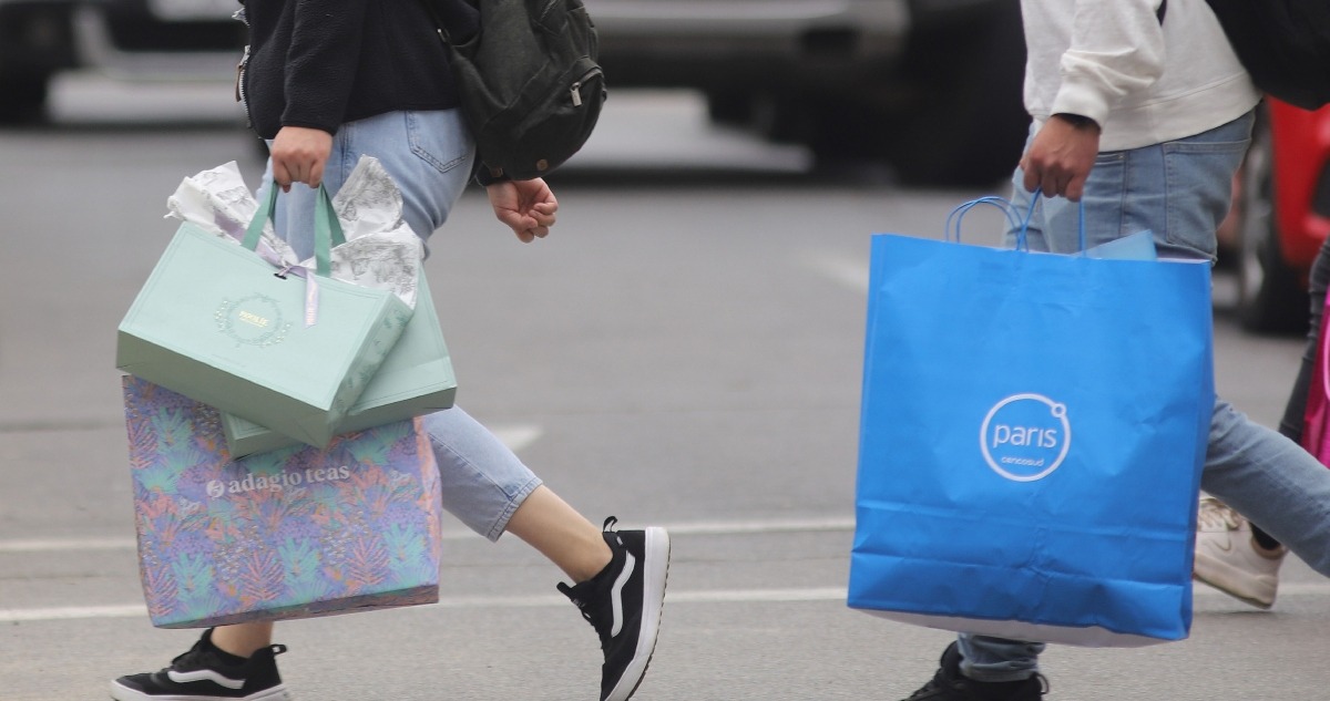 Cómo funcionará el comercio en Chile este feriado del miércoles 21 de mayo y cuándo es el próximo fin de semana largo en el calendario.