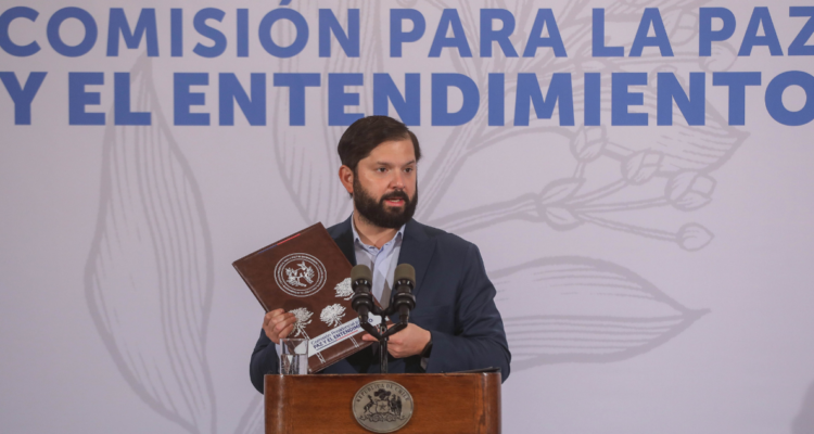 Presidente Gabriel Boric sosteniendo propuestas de Comisión Para la Paz que fueron rechazadas por comunidades mapuche