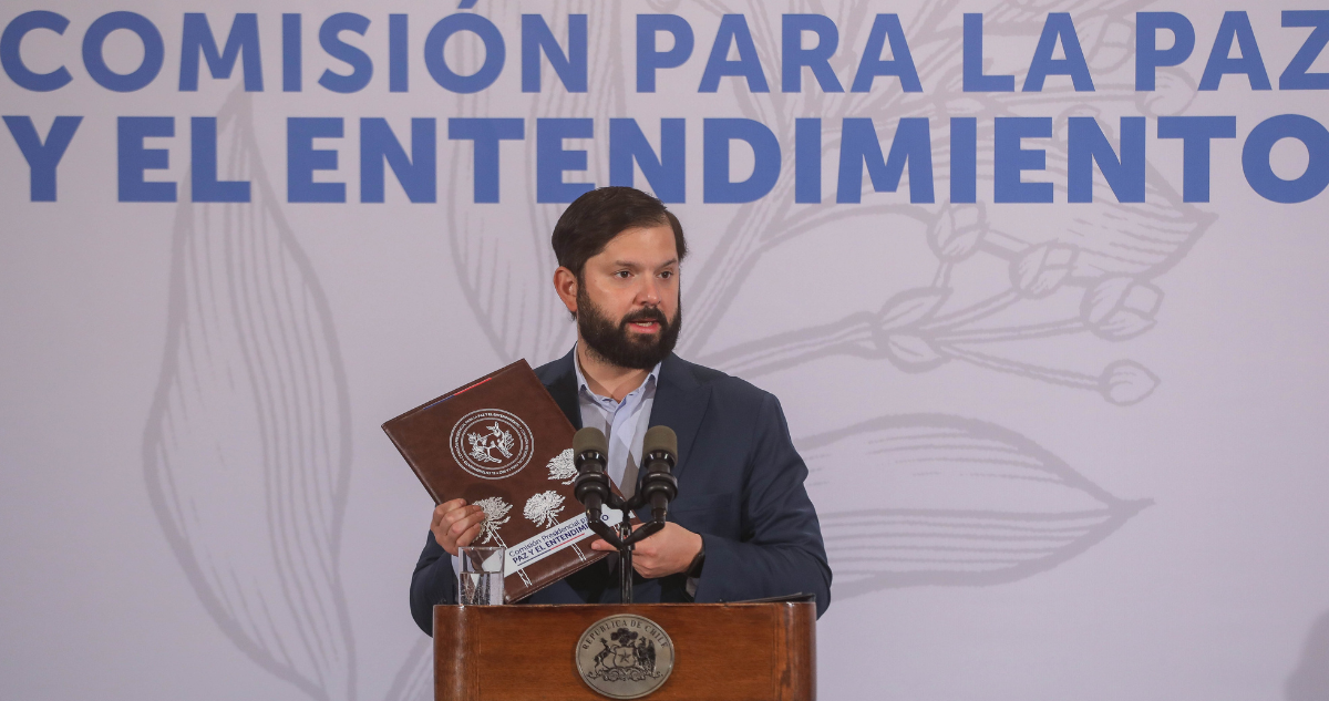 Presidente Gabriel Boric sosteniendo propuestas de Comisión Para la Paz que fueron rechazadas por comunidades mapuche