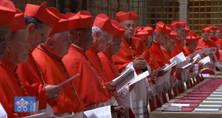 Cardenales electores rezando en la Capilla Sixtina