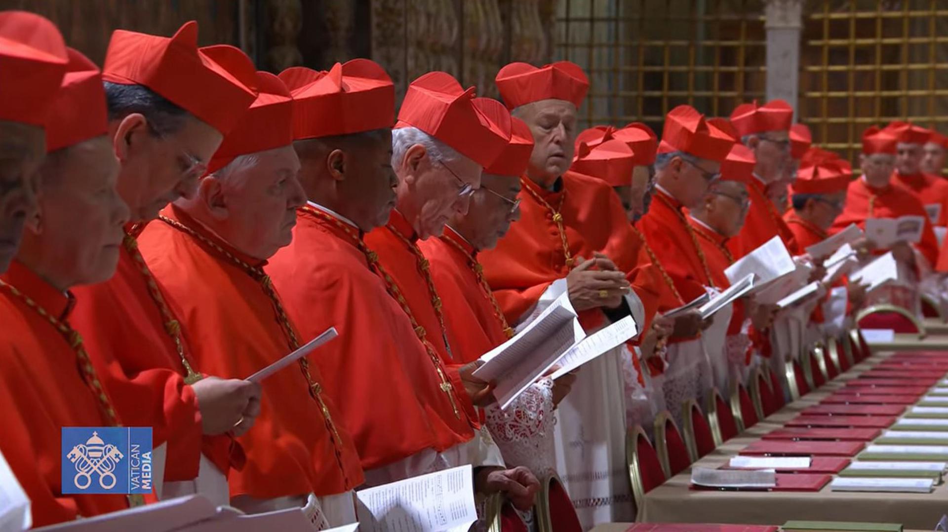 Cardenales electores rezando en la Capilla Sixtina