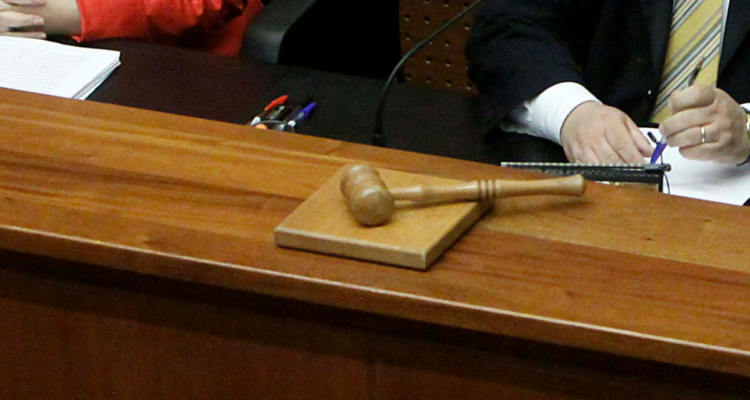 Mazo en estrado por condena a abogado responsable de estafa