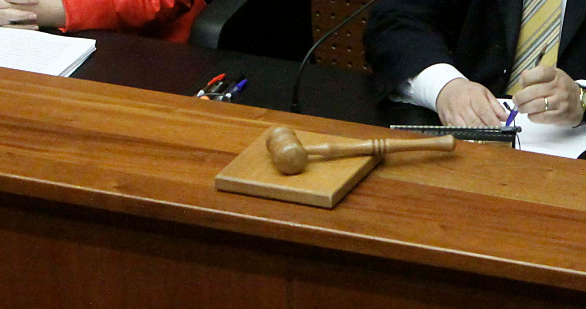 Mazo en estrado por condena a abogado responsable de estafa