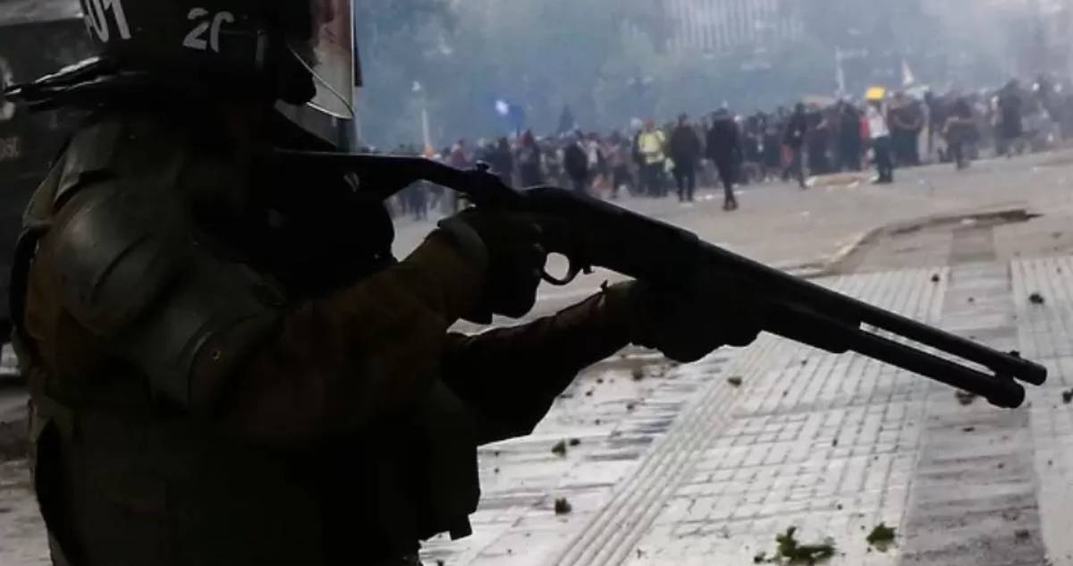 Condenan a Fiscalía y querellantes a pagar costas de carabinero absuelto por hechos del estallido