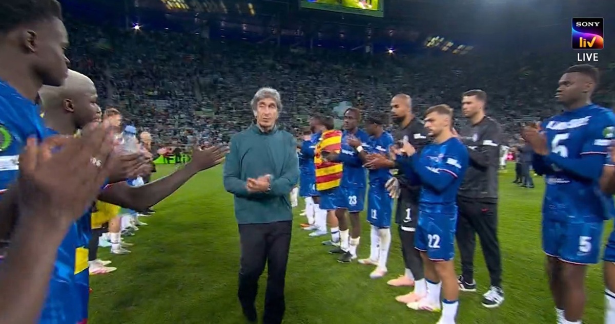 Manuel Pellegrini recibió impactante ovación del campeón Chelsea en Conference League.