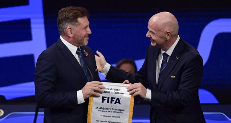 Conmebol insiste con jugar el Mundial 2030 con 64 selecciones.