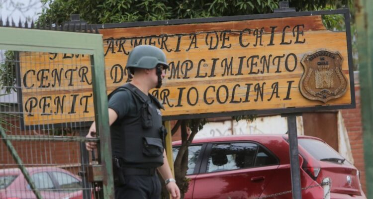Detienen a suboficial de Gendarmería que intentaba ingresar celulares y drogas a Colina 1