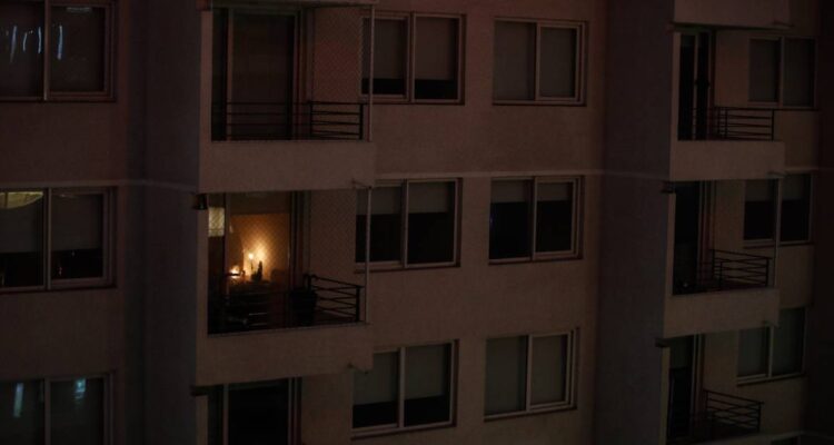 Encuesta AMUCH revela desconfianza ciudadana en instituciones ante emergencias: 87% teme cortes de luz