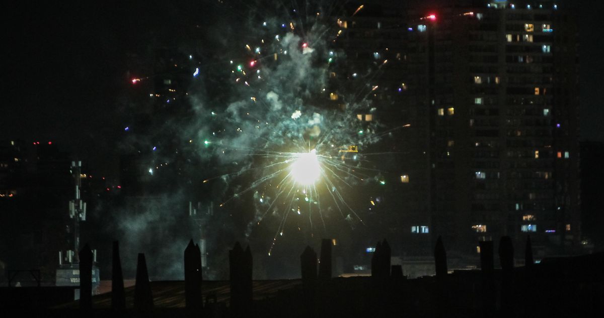Detienen a dos sujetos que lanzaban fuegos artificiales fuera al Centro de Justicia en Santiago