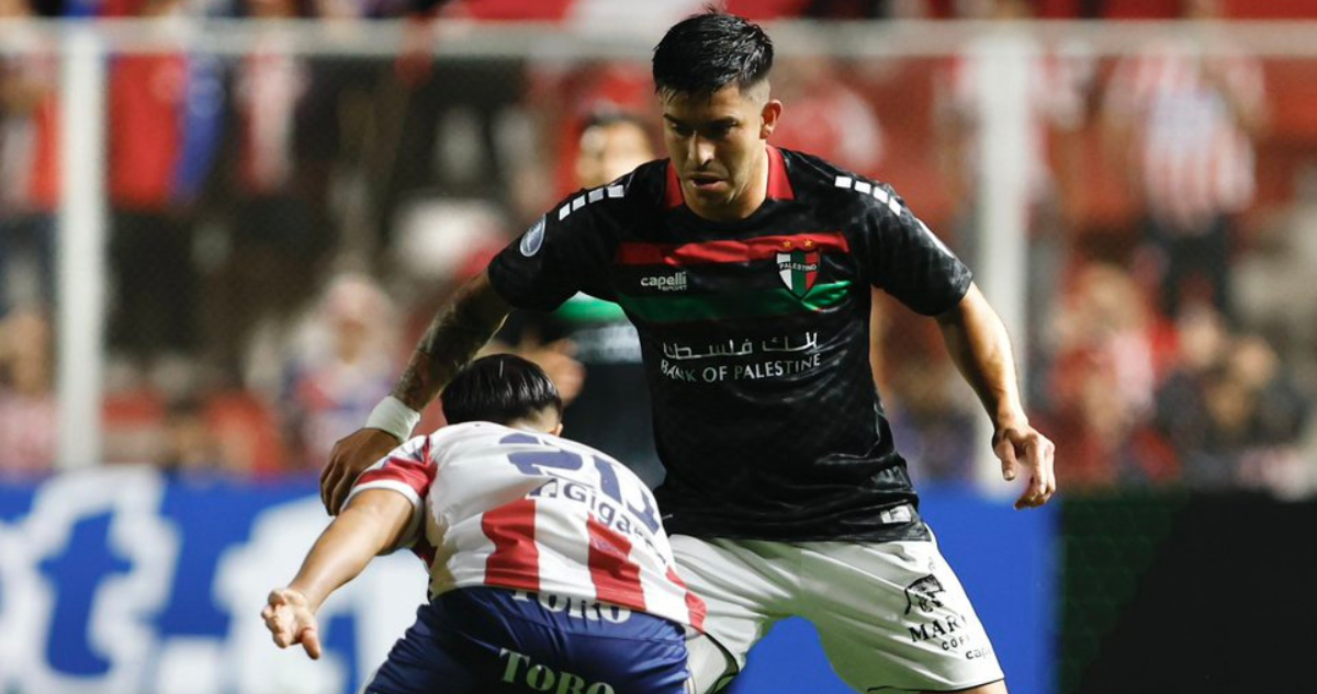 El vistoso lienzo de los hinchas de Palestino en si visita a Argentina.