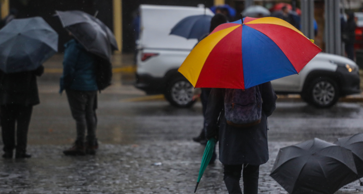 Lluvia provoca corte de energía eléctrica en miles de hogares de la RM