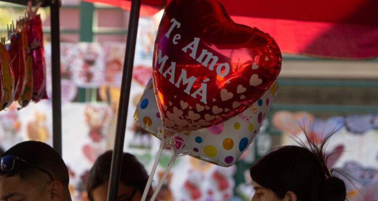 cuándo es el día de la madre 2025 en Chile, cuál es la fecha oficial y comercial y cuál es el origen histórico de la celebración en el mundo.