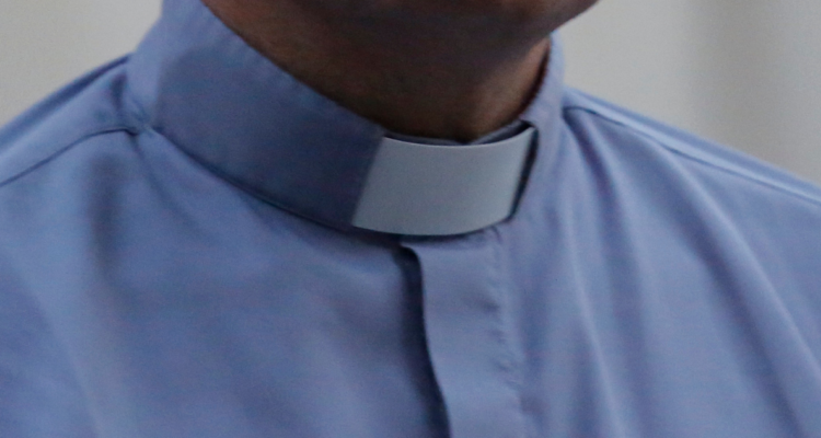 Imagen de cura por denuncia de abuso sexual en colegio de San Antonio