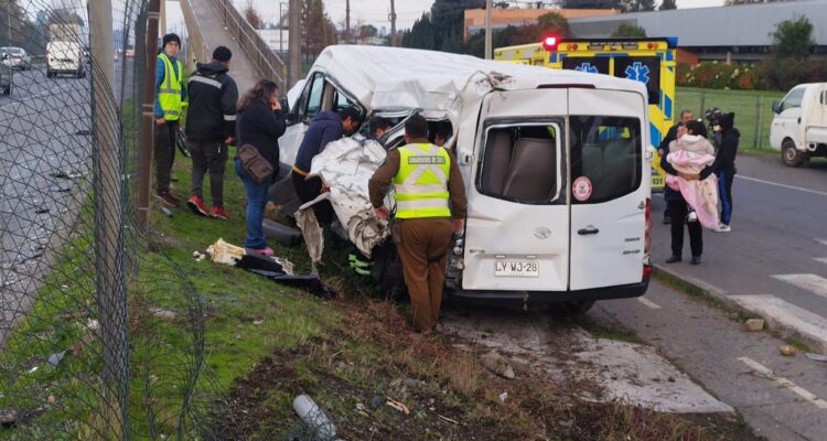 Furgón que trasladaba a pacientes de la Teletón colisiona contra bus interprovincial en Curicó