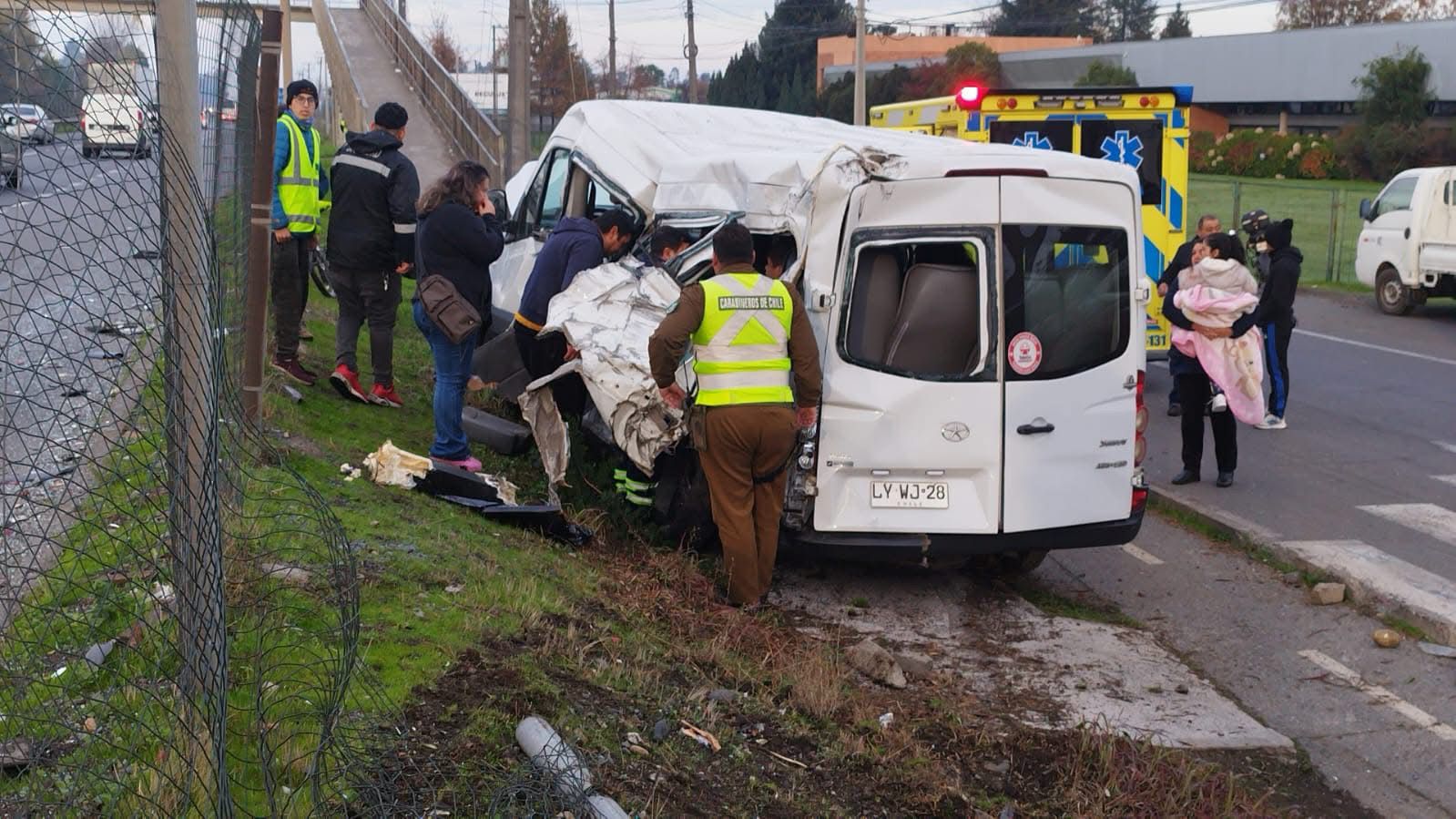 Furgón que trasladaba a pacientes de la Teletón colisiona contra bus interprovincial en Curicó