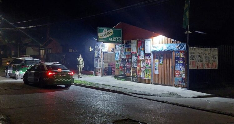 Delincuente se dispara tras ser retenidos por dueños de negocio al que ingresó a robar