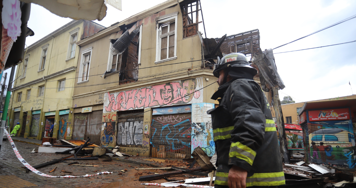 Encuentran segundo cuerpo luego de tres días de búsqueda por fatal incendio en Valparaíso