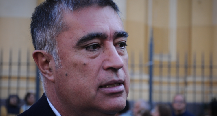 Desbordes afirma que no hay capacidad de Carabineros para sacar a los comerciantes ilegales de Meiggs