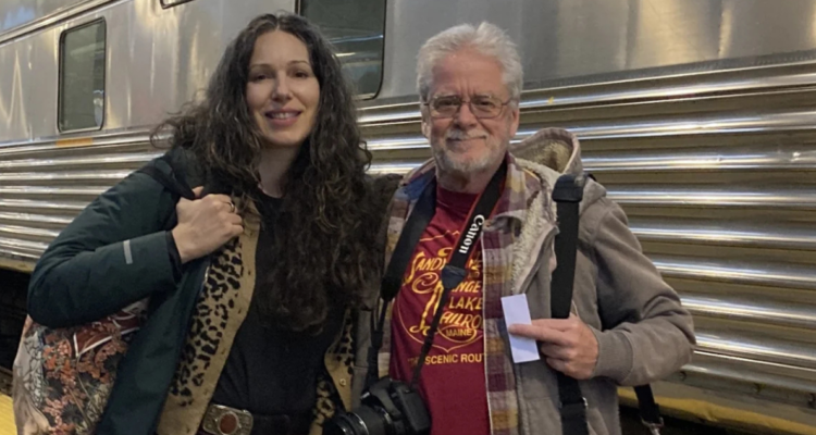 Él perdió a su esposa y ella a su marido: se conocieron en un tren y hoy recorren el mundo juntos