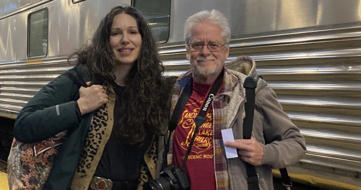 Él perdió a su esposa y ella a su marido: se conocieron en un tren y hoy recorren el mundo juntos