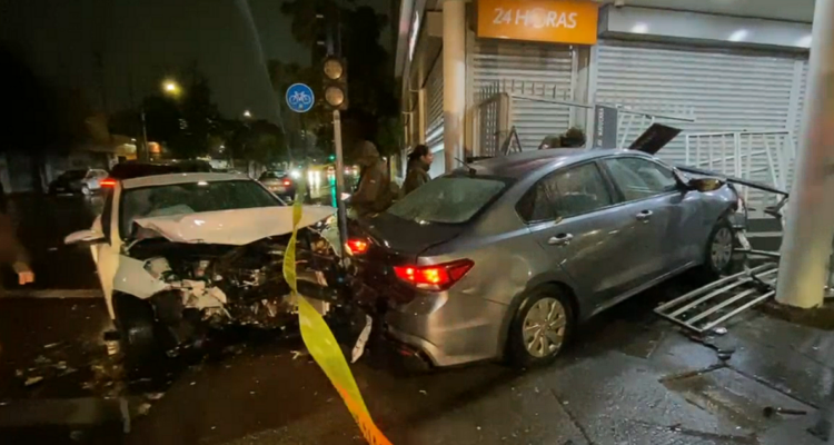 Tres detenidos tras huir de Carabineros en Santiago: impactaron un auto y una sucursal BancoEstado