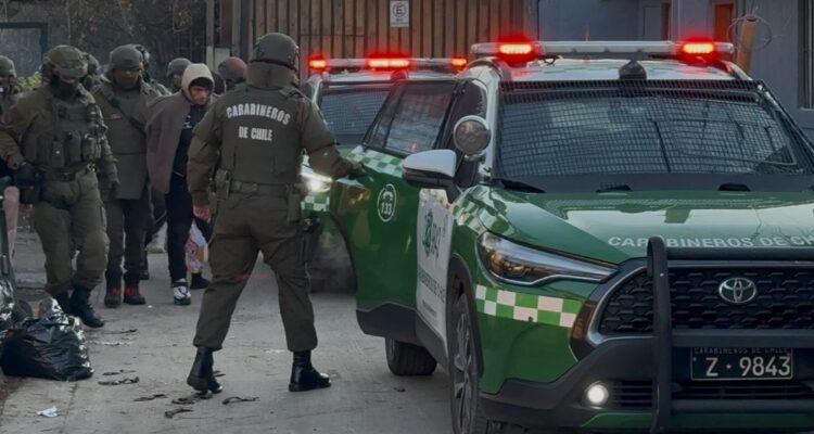 Ocho detenidos deja masivo operativo de Carabineros en tres comunas de la capital