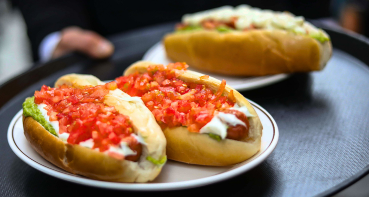 Se viene el Día del Completo 2025: conoce las ofertas que tendrán los locales de comida rápida