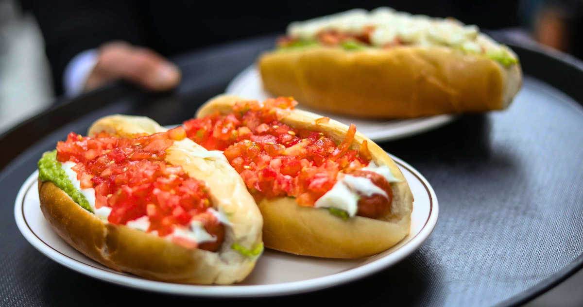 Se viene el Día del Completo 2025: conoce las ofertas que tendrán los locales de comida rápida