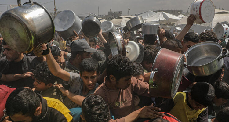 Reportan un muerto y 48 heridos por disparos israelíes durante reparto de ayuda humanitaria en Gaza