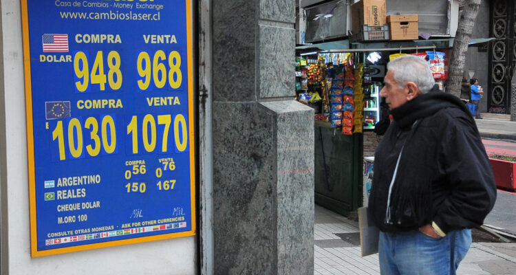 El peso chileno se impone al dólar, que cae casi $20, incidido por el buen Imacec de marzo