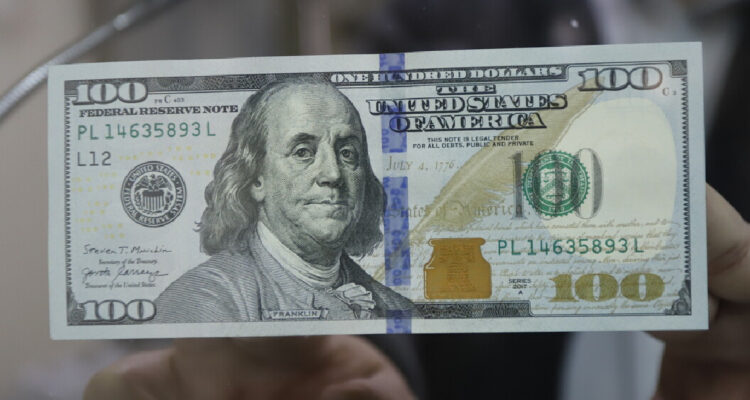 Dólar regresa a terreno rojo luego que tribunal de EEUU pusiera un “alto” a los aranceles de Trump