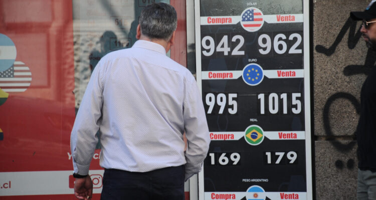 Dólar abrió presionado al alza y el cobre continúa retrocediendo