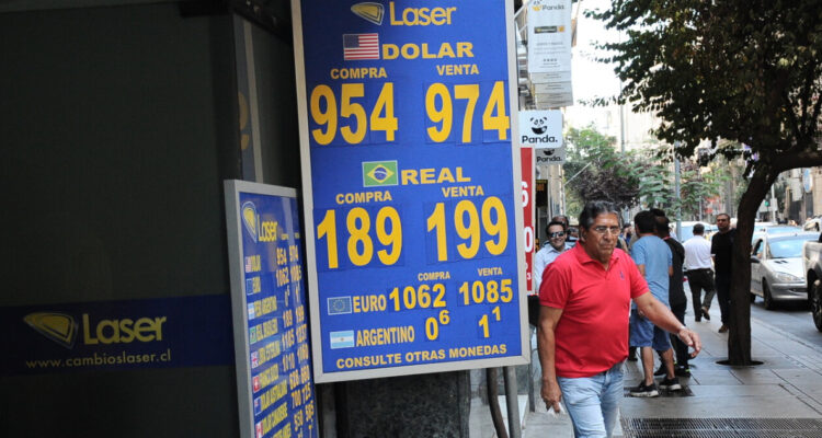 Dólar cierra con apenas cambios en una jornada marcada por feriado en Estados Unidos