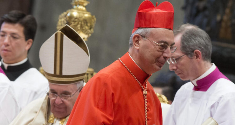 Cardenal Dominique Mamberti, la voz que desvelará al mundo el nuevo papa: tiene vínculo con Chile